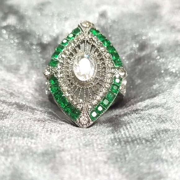 Vintage Oval Green Rhinestone Ring - Picture 3 of 6